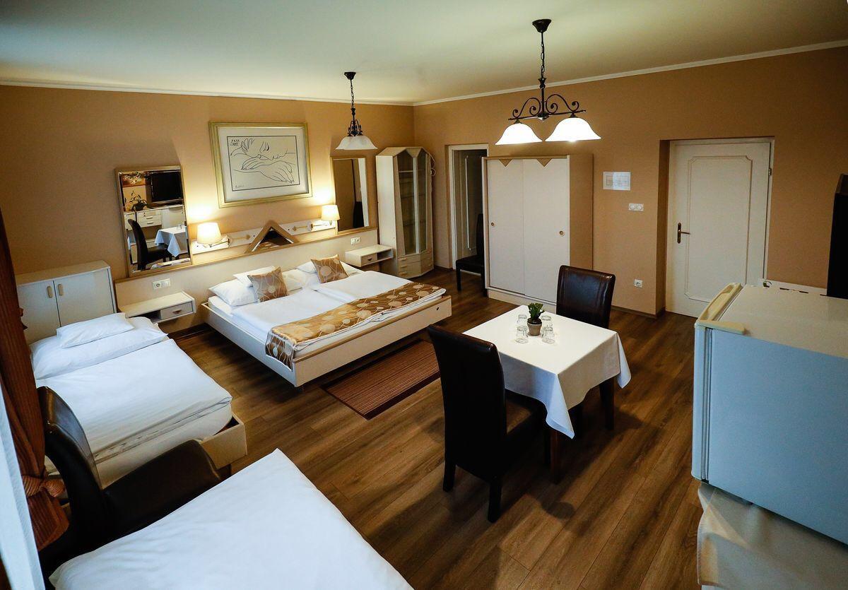 Gozmalom Etterem Es Panzio Bed & Breakfast Körmend Exterior foto