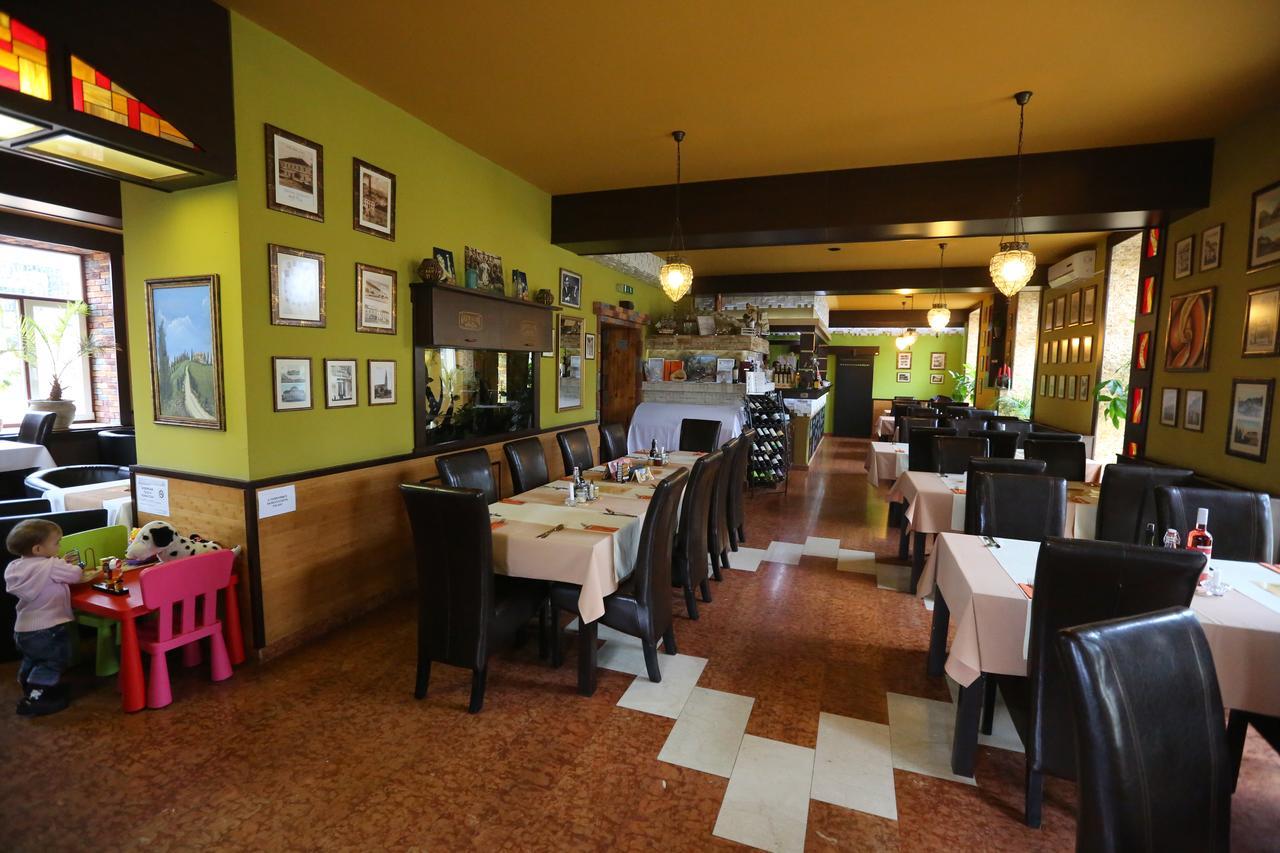 Gozmalom Etterem Es Panzio Bed & Breakfast Körmend Exterior foto